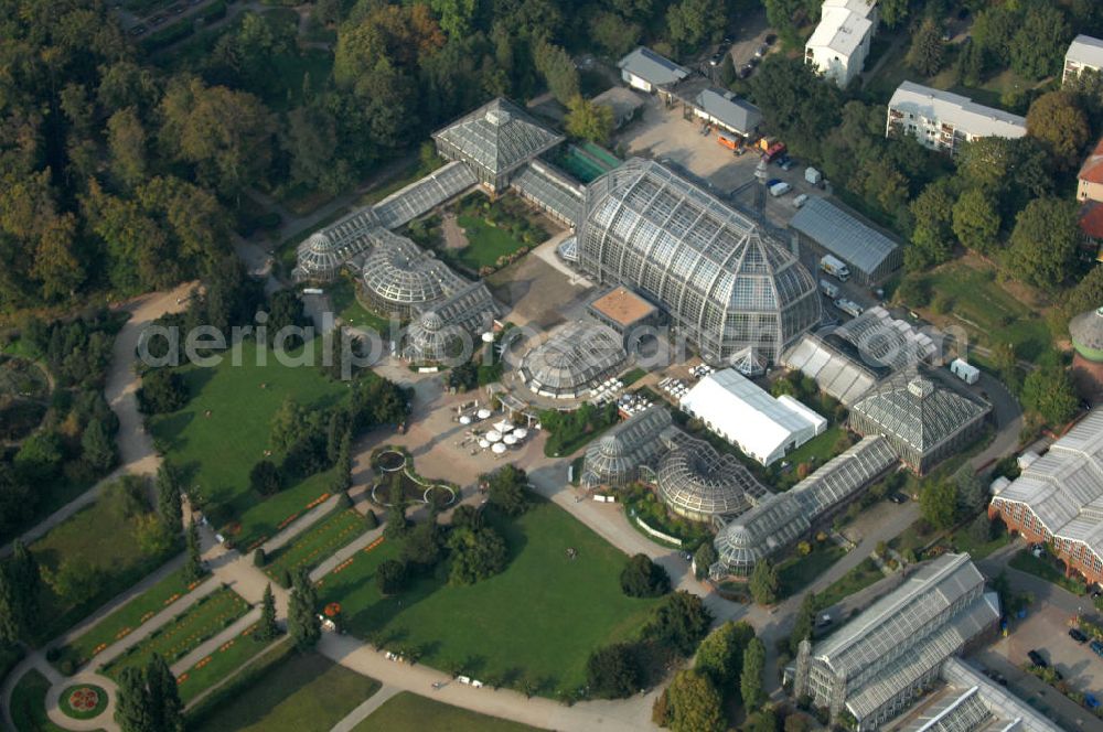 Aerial image Berlin - Blick auf das Große Gewächshaus des Botanischen Gartens, am Tage der Wiedereröffnung nach umfassender Sanierung und Rekonstruktion. Mit einem Volumen von 40 000 Kubikmetern und einer Grundfläche von 1750 Quadratmetern gilt das Haus noch immer als eines der größten freitragenden Gewächshäuser der Welt. Die Grundsanierung des Großen Tropenhauses wurde aus dem Umweltentlastungsprogramm (UEP) gefördert, das von der Europäischen Union über den Fonds für Regionale Entwicklung (EFRE) und vom Land Berlin (Senatsverwaltung für Gesundheit, Umwelt und Verbraucherschutz) kofinanziert wird. Weitere Mittel stammen aus der Hochschulbauförderung (HBFG) des Bundes und der Länder, von der Stiftung Deutsche Klassenlotterie Berlin sowie von der Freien Universität Berlin.