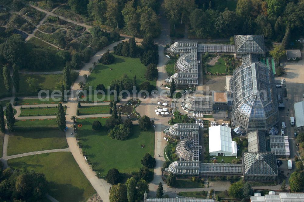 Aerial photograph Berlin - Blick auf das Große Gewächshaus des Botanischen Gartens, am Tage der Wiedereröffnung nach umfassender Sanierung und Rekonstruktion. Mit einem Volumen von 40 000 Kubikmetern und einer Grundfläche von 1750 Quadratmetern gilt das Haus noch immer als eines der größten freitragenden Gewächshäuser der Welt. Die Grundsanierung des Großen Tropenhauses wurde aus dem Umweltentlastungsprogramm (UEP) gefördert, das von der Europäischen Union über den Fonds für Regionale Entwicklung (EFRE) und vom Land Berlin (Senatsverwaltung für Gesundheit, Umwelt und Verbraucherschutz) kofinanziert wird. Weitere Mittel stammen aus der Hochschulbauförderung (HBFG) des Bundes und der Länder, von der Stiftung Deutsche Klassenlotterie Berlin sowie von der Freien Universität Berlin.