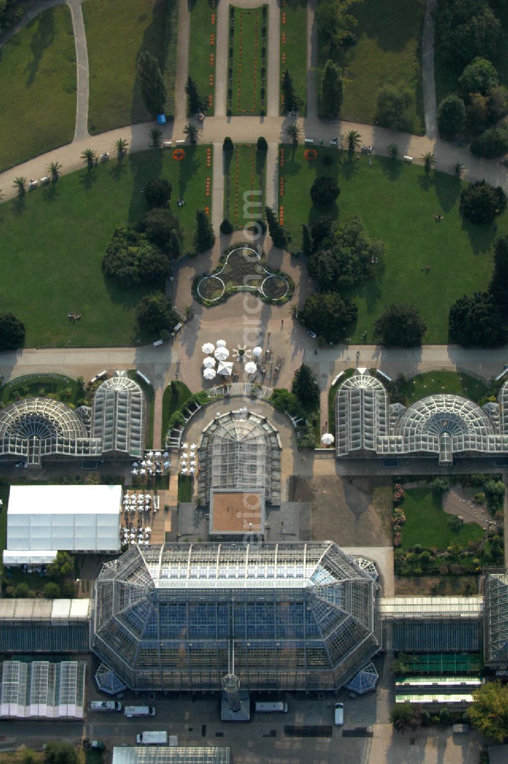 Berlin from the bird's eye view: Blick auf das Große Gewächshaus des Botanischen Gartens, am Tage der Wiedereröffnung nach umfassender Sanierung und Rekonstruktion. Mit einem Volumen von 40 000 Kubikmetern und einer Grundfläche von 1750 Quadratmetern gilt das Haus noch immer als eines der größten freitragenden Gewächshäuser der Welt. Die Grundsanierung des Großen Tropenhauses wurde aus dem Umweltentlastungsprogramm (UEP) gefördert, das von der Europäischen Union über den Fonds für Regionale Entwicklung (EFRE) und vom Land Berlin (Senatsverwaltung für Gesundheit, Umwelt und Verbraucherschutz) kofinanziert wird. Weitere Mittel stammen aus der Hochschulbauförderung (HBFG) des Bundes und der Länder, von der Stiftung Deutsche Klassenlotterie Berlin sowie von der Freien Universität Berlin.