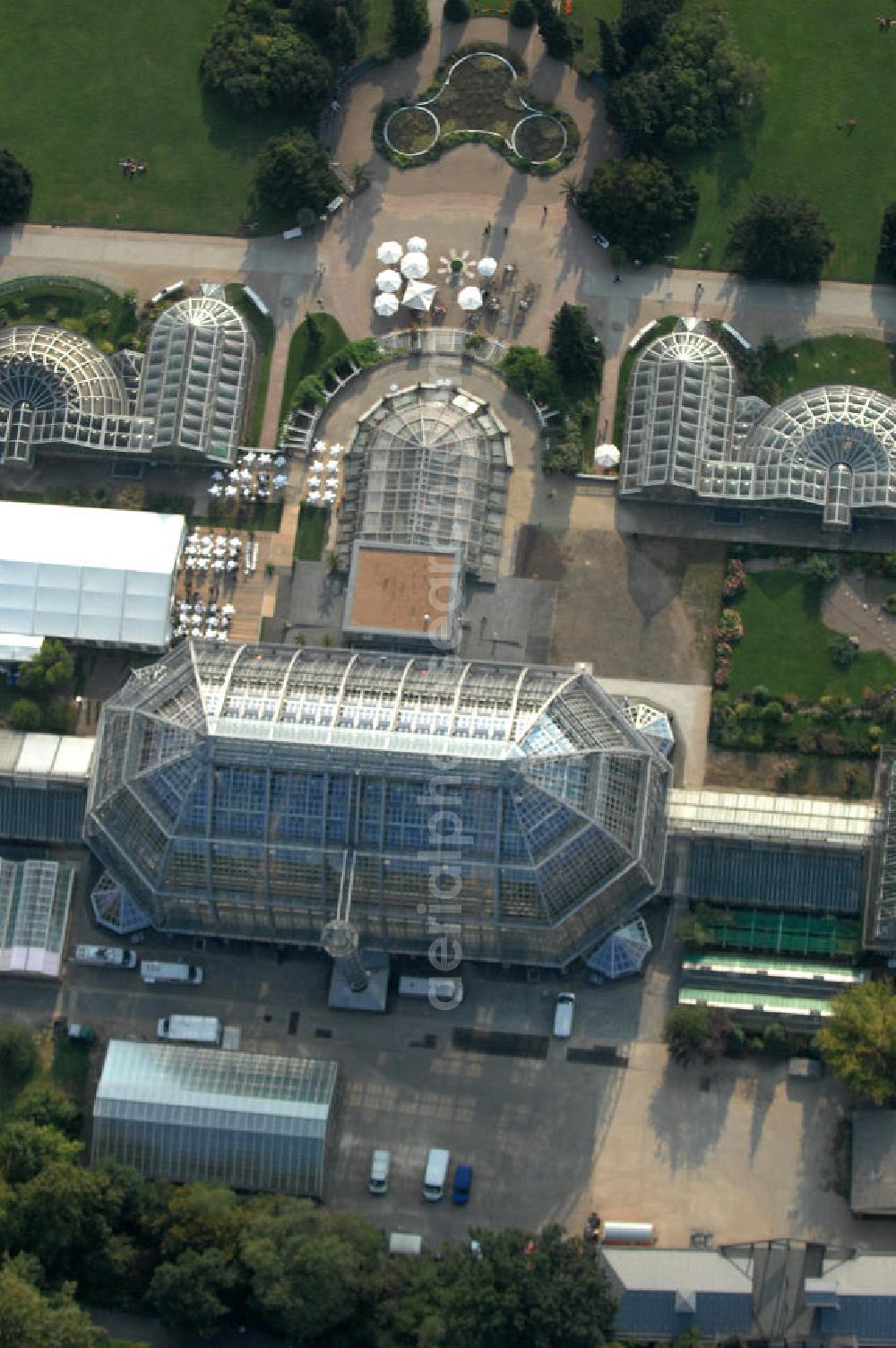 Aerial image Berlin - Blick auf das Große Gewächshaus des Botanischen Gartens, am Tage der Wiedereröffnung nach umfassender Sanierung und Rekonstruktion. Mit einem Volumen von 40 000 Kubikmetern und einer Grundfläche von 1750 Quadratmetern gilt das Haus noch immer als eines der größten freitragenden Gewächshäuser der Welt. Die Grundsanierung des Großen Tropenhauses wurde aus dem Umweltentlastungsprogramm (UEP) gefördert, das von der Europäischen Union über den Fonds für Regionale Entwicklung (EFRE) und vom Land Berlin (Senatsverwaltung für Gesundheit, Umwelt und Verbraucherschutz) kofinanziert wird. Weitere Mittel stammen aus der Hochschulbauförderung (HBFG) des Bundes und der Länder, von der Stiftung Deutsche Klassenlotterie Berlin sowie von der Freien Universität Berlin.