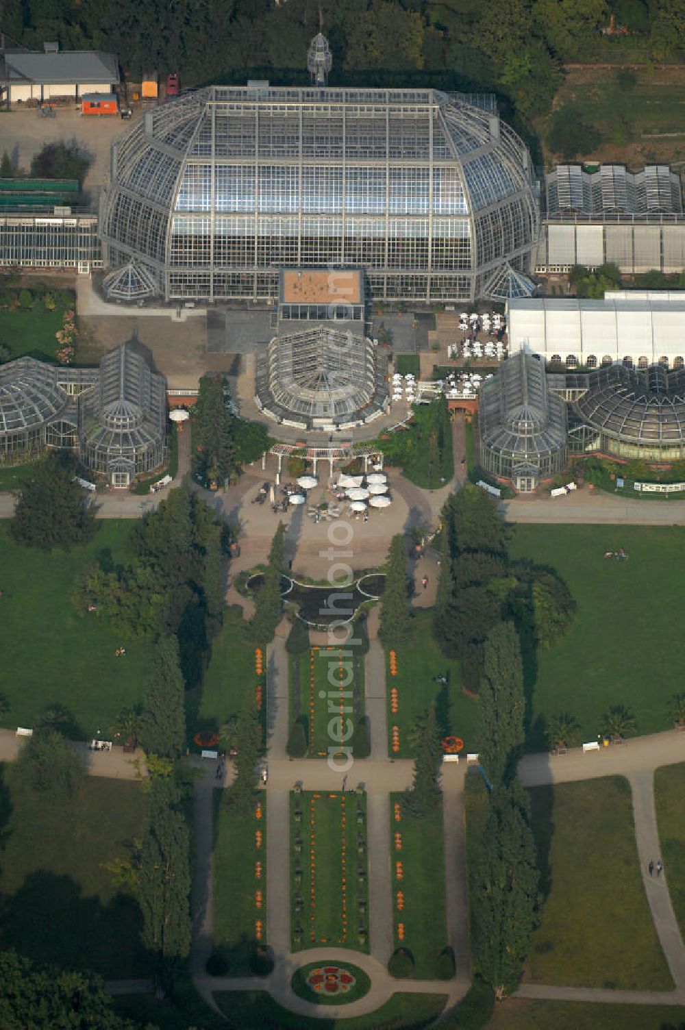 Aerial photograph Berlin - Blick auf das Große Gewächshaus des Botanischen Gartens, am Tage der Wiedereröffnung nach umfassender Sanierung und Rekonstruktion. Mit einem Volumen von 40 000 Kubikmetern und einer Grundfläche von 1750 Quadratmetern gilt das Haus noch immer als eines der größten freitragenden Gewächshäuser der Welt. Die Grundsanierung des Großen Tropenhauses wurde aus dem Umweltentlastungsprogramm (UEP) gefördert, das von der Europäischen Union über den Fonds für Regionale Entwicklung (EFRE) und vom Land Berlin (Senatsverwaltung für Gesundheit, Umwelt und Verbraucherschutz) kofinanziert wird. Weitere Mittel stammen aus der Hochschulbauförderung (HBFG) des Bundes und der Länder, von der Stiftung Deutsche Klassenlotterie Berlin sowie von der Freien Universität Berlin.