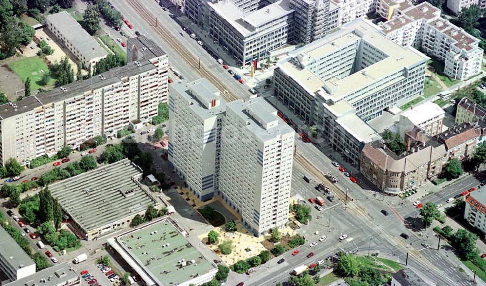 Berlin-Lichtenberg from above - Rekonstruiertes Wohnhochhaus an der Möllendorfstraße in Berlin-Lichtenberg.