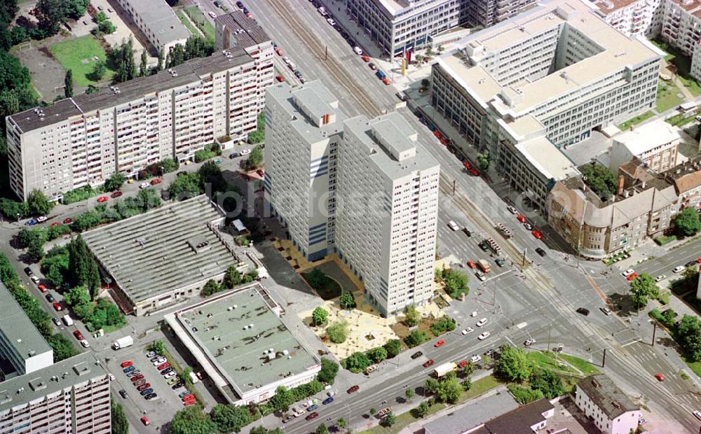 Aerial photograph Berlin-Lichtenberg - Rekonstruiertes Wohnhochhaus an der Möllendorfstraße in Berlin-Lichtenberg.