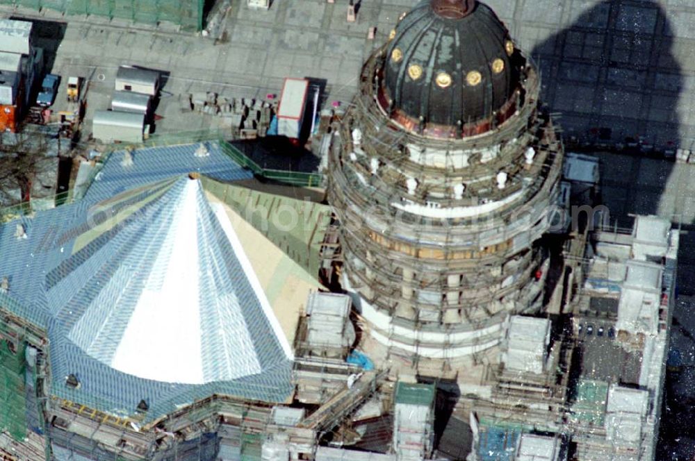 Berlin from the bird's eye view: 29.03.1995 Rekonstruktion abgebrannte Kuppel vom deutschen Dom