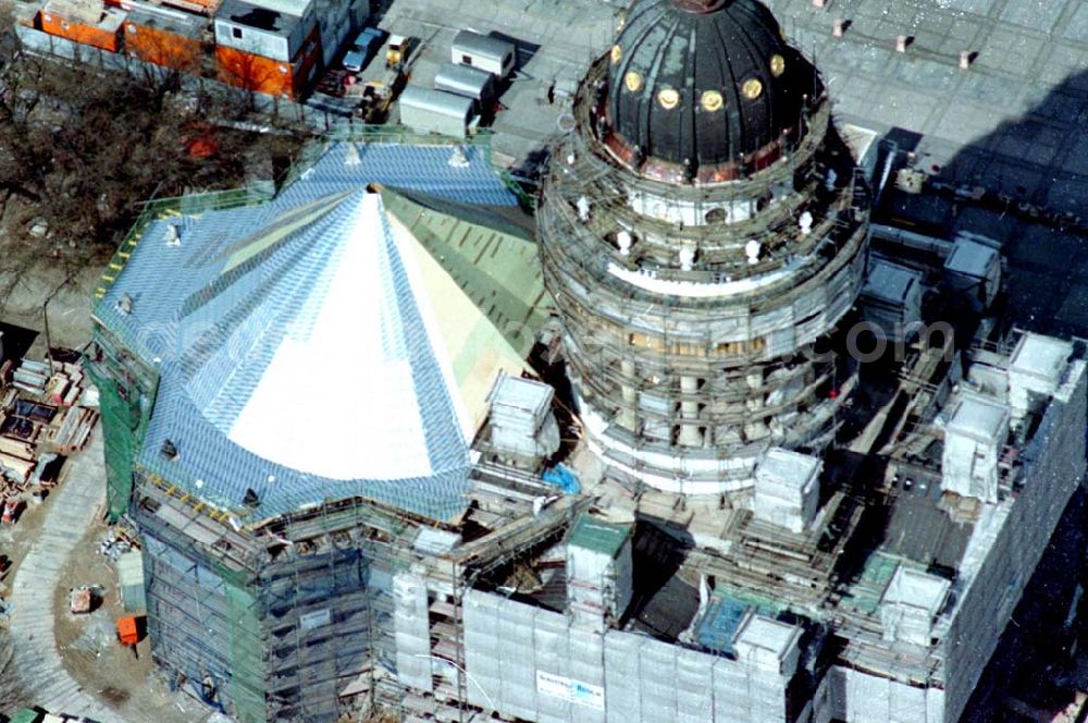 Berlin from the bird's eye view: 29.03.1995 Rekonstruktion abgebrannte Kuppel vom deutschen Dom