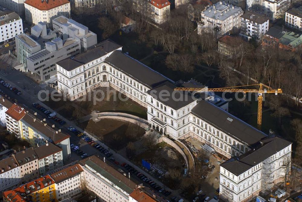 Aerial image München - Blick auf die Die Königliche Akademie der Bildenden Künste wurde 1808 von König Max I. konstituiert. 1886 bezog sie den Neubau von Gottfried von Neureuther am Siegestor. Nach Fertigstellung der Sanierungs- und Renovierungsarbeiten zur 200-Jahr-Feier 2008 wird das Gebäude wieder in seiner ganzen Pracht zur Verfügung stehen. Daneben enstand der Erweiterungsbau der Architekten Coop Himmelb(l)au. Akademie der Bildenden Künste München, Akademiestrasse 2,80799 München,Tel +49-(0)89-3852-0,Fax +49-(0)89-3852-206 post@adbk.mhn.de,vertreten durch den Rektor Prof. Nikolaus Gerhart