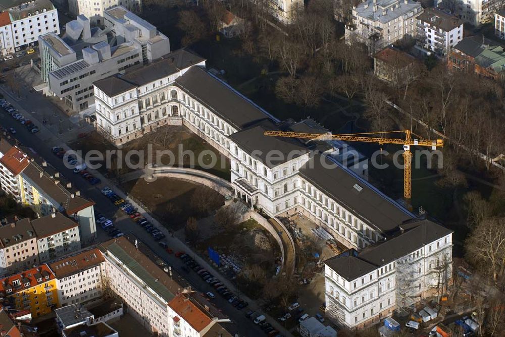 Aerial photograph München - Blick auf die Die Königliche Akademie der Bildenden Künste wurde 1808 von König Max I. konstituiert. 1886 bezog sie den Neubau von Gottfried von Neureuther am Siegestor. Nach Fertigstellung der Sanierungs- und Renovierungsarbeiten zur 200-Jahr-Feier 2008 wird das Gebäude wieder in seiner ganzen Pracht zur Verfügung stehen. Daneben enstand der Erweiterungsbau der Architekten Coop Himmelb(l)au. Akademie der Bildenden Künste München, Akademiestrasse 2,80799 München,Tel +49-(0)89-3852-0,Fax +49-(0)89-3852-206 post@adbk.mhn.de,vertreten durch den Rektor Prof. Nikolaus Gerhart