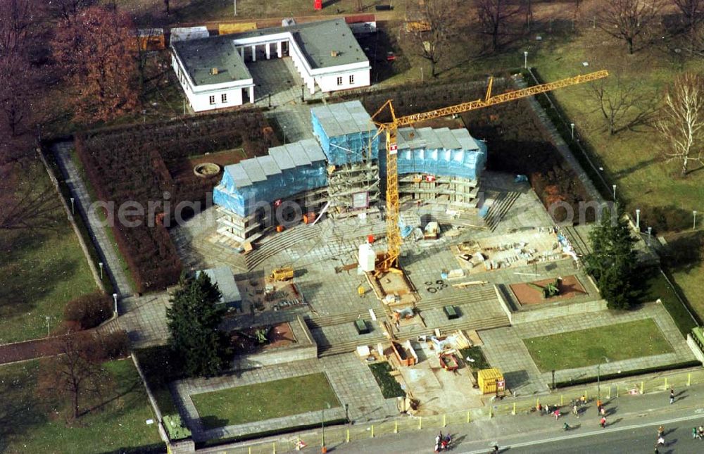 Berlin - Tiergarten from the bird's eye view: 02.04.1995 Rekonstruktion des eingerüsteten Sowjetisches Ehrenmal im Berliner Tiergarten