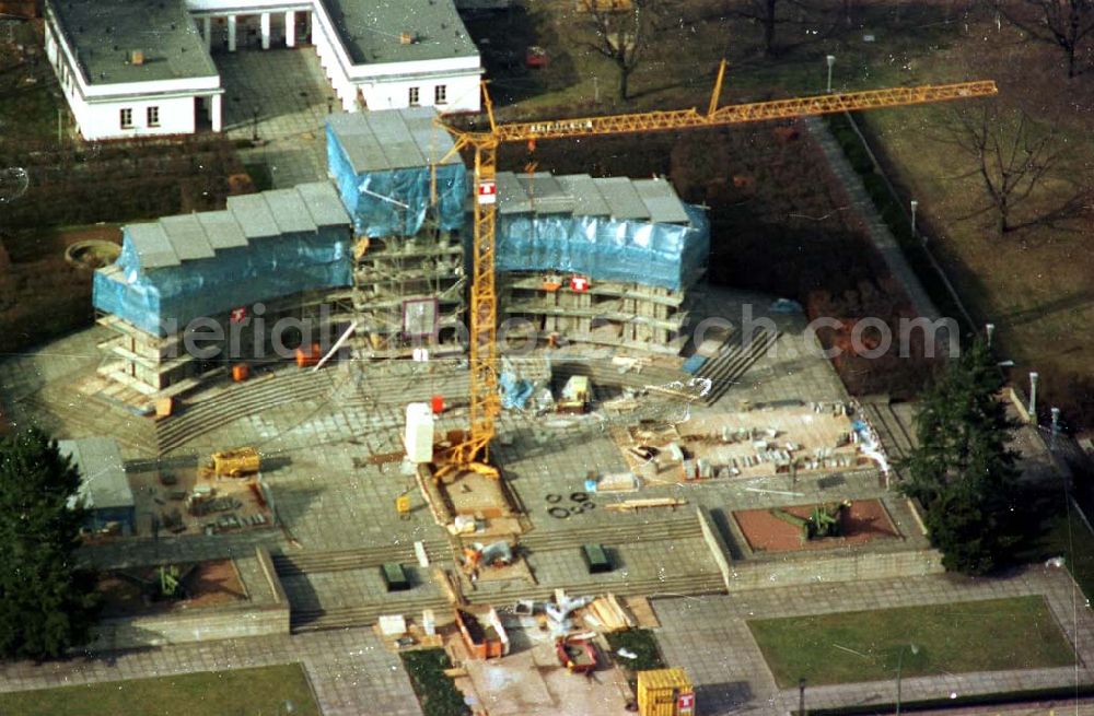 Aerial image Berlin - Tiergarten - 02.04.1995 Rekonstruktion des eingerüsteten Sowjetisches Ehrenmal im Berliner Tiergarten