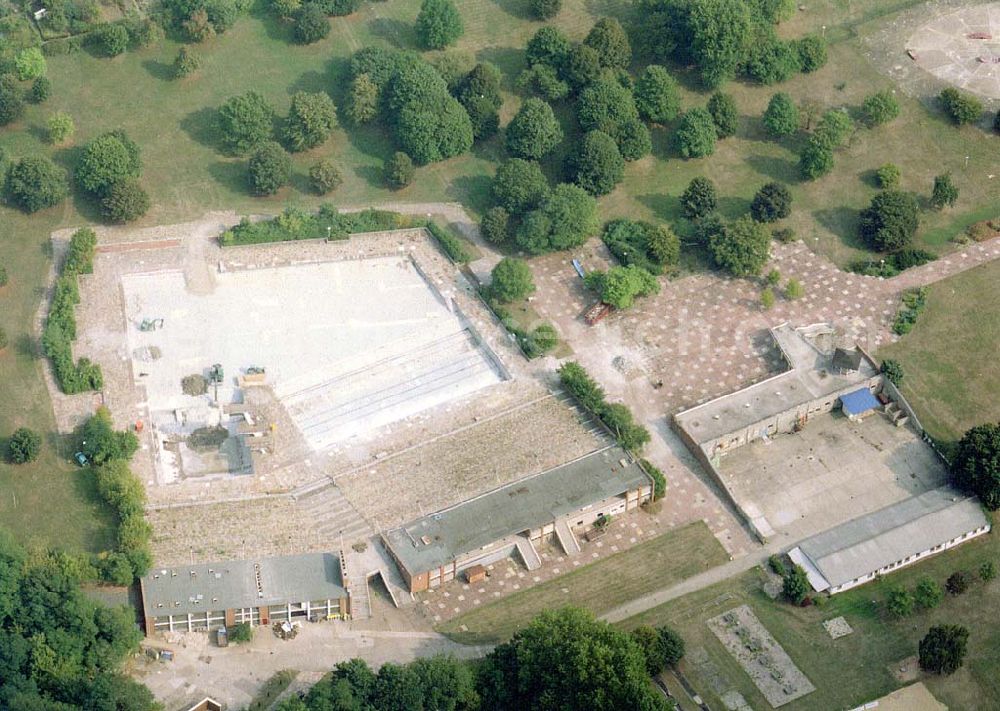 Berlin from the bird's eye view: Rekonstruktion der Freibadanlage in der Siedlung Waldidyll am Flughafen Tegel.