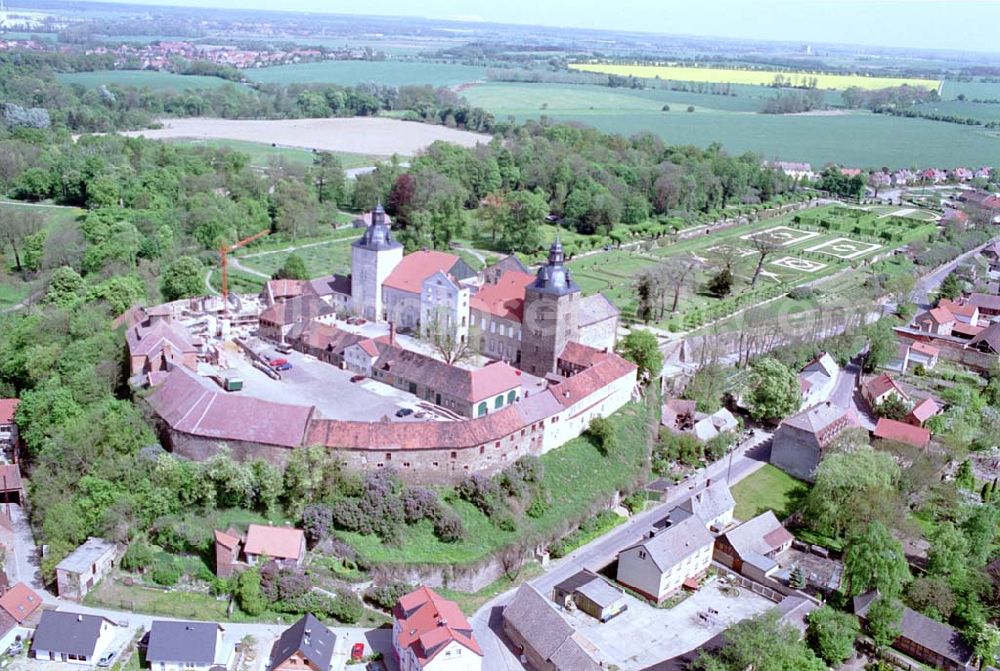 Aerial image Hundisburg/Sachsen-Anhalt - Rekonstruktion der Hundisburg südlich von Haldensleben in Sachsen-Anhalt Museum Haldensleben Breiter Gang 1, 39340 Haldensleben Telefon (0 39 04) 27 10 , Fax (0 39 04) 27 10 museumhaldensleben@t-online.de