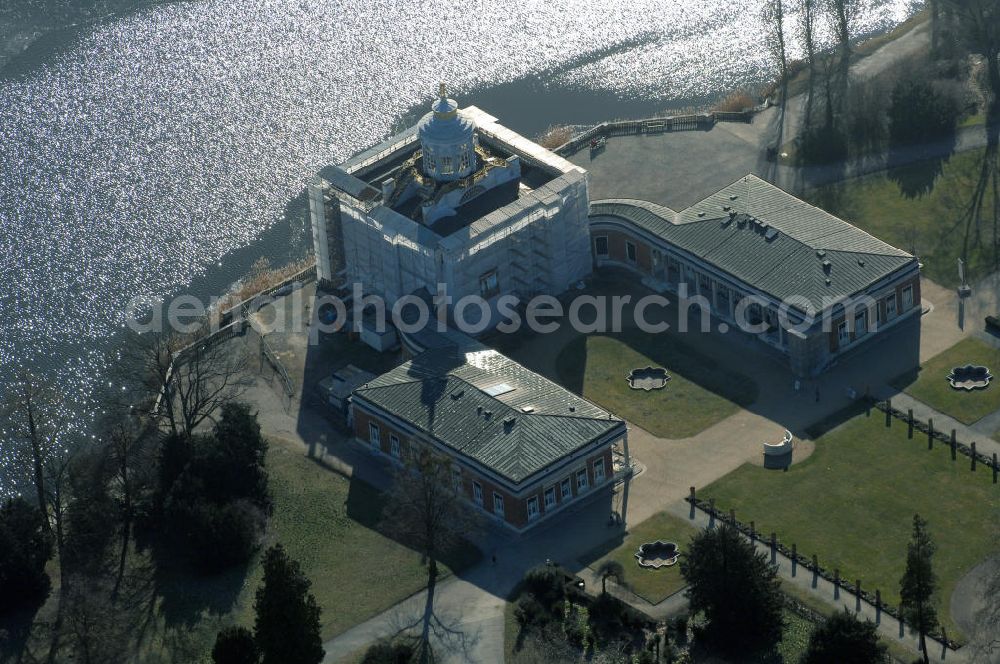 Aerial image Potsdam - Im Potsdamer Neuen Garten, dicht am Ufer des Heiligen Sees, ließ Friedrich Wilhelm II. in den Jahren 1787–1792 das Marmorpalais errichten. Die Architekten Carl von Gontard und ab 1789 der Erbauer des Brandenburger Tors in Berlin, Carl Gotthard Langhans, schufen ein Schlossgebäude im Stil des Frühklassizismus.1961 wurde in dem Gebäude das Deutsche Armeemuseum der DDR eingerichtet. Im Innern wurde historisches Kriegsgerät, Uniformen und Zeitdokumente ausgestellt, im Außenbereich Kanonen, ein Panzer T-34, ein Schnellboot, ein MiG-Jagdflugzeug und eine Rakete. Die Waffen wurden 1989 entfernt. Die Nationale Volksarmee der DDR plante seit 1984 eine grundlegende Instandsetzung, da das Gebäude immer mehr verfiel. Zur Ausführung kam dieser Plan 1988 und wurde im Spätherbst 1990 nach der Rückgabe an die Schlösserverwaltung von dieser fortgeführt. Seit dem 14. April 2006 sind alle vierzig Innenräume restauriert und für die Öffentlichkeit zugänglich. Die Außenfassade soll 2008 fertiggestellt sein. Neuer Garten,14469 Potsdam,Telefon:+49-(0)331-9694 246