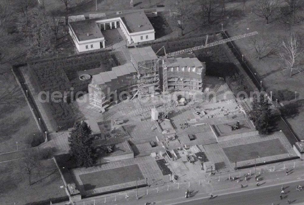 Berlin-Tiergarten from the bird's eye view: Rekonstruktion des russischen Ehrenmales in Berlin-Tiergarten