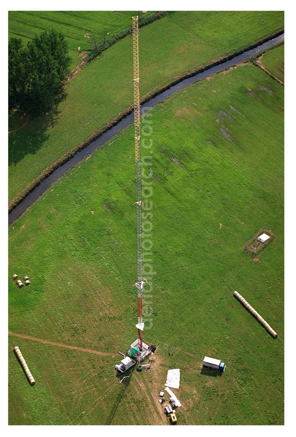 Aerial photograph Sambach/ Rheinland-Pfalz - Blick auf die Rekonstruktionsarbeiten am Sendemast Sambach (Sandstrahlarbeiten Firma Werner Diener GmbH & Co)