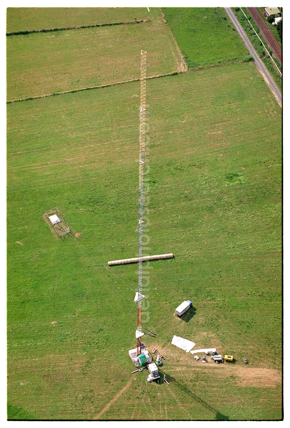 Aerial photograph Sambach/ Rheinland-Pfalz - Blick auf die Rekonstruktionsarbeiten am Sendemast Sambach (Sandstrahlarbeiten Firma Werner Diener GmbH & Co)