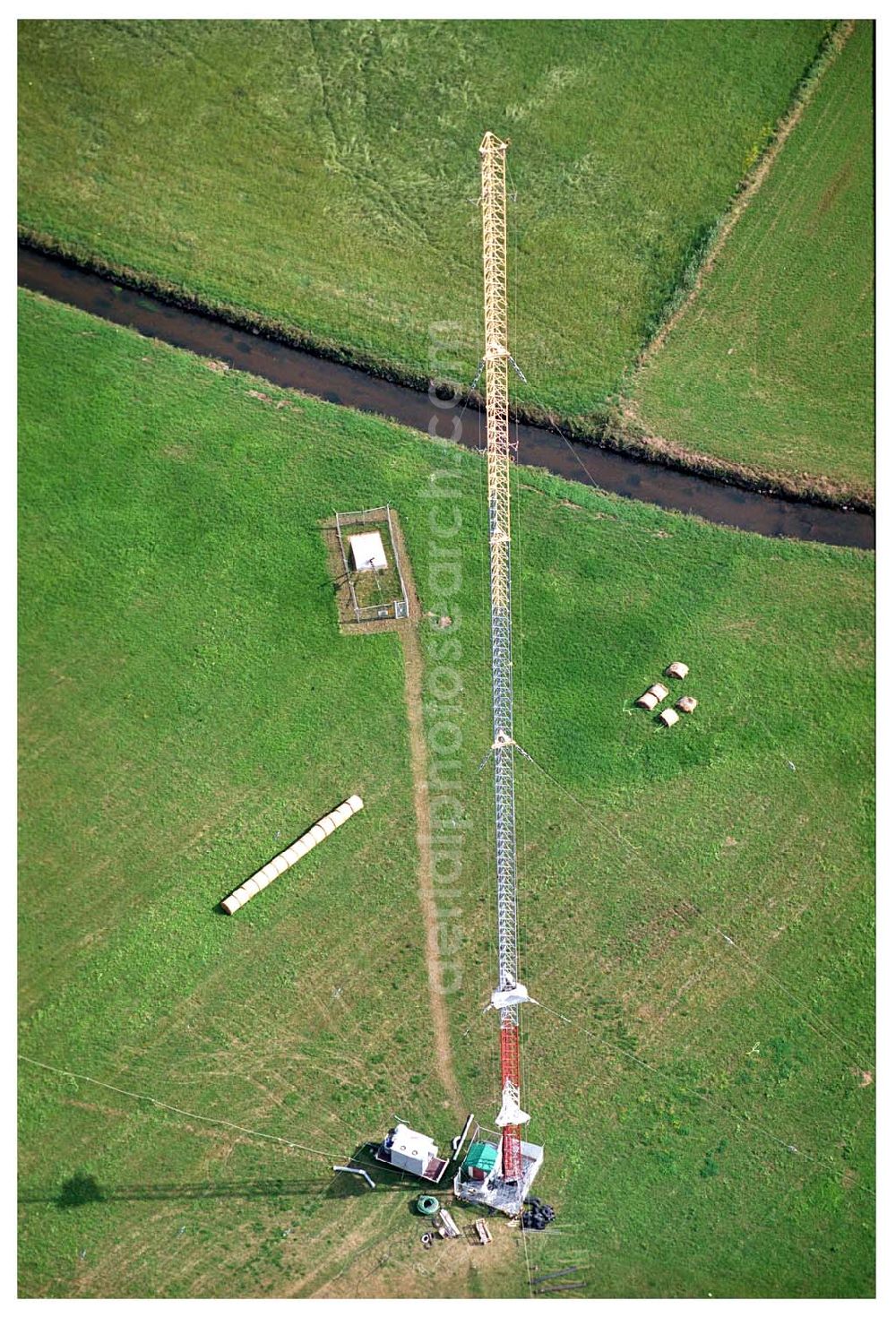 Sambach/ Rheinland-Pfalz from the bird's eye view: Blick auf die Rekonstruktionsarbeiten am Sendemast Sambach (Sandstrahlarbeiten Firma Werner Diener GmbH & Co)