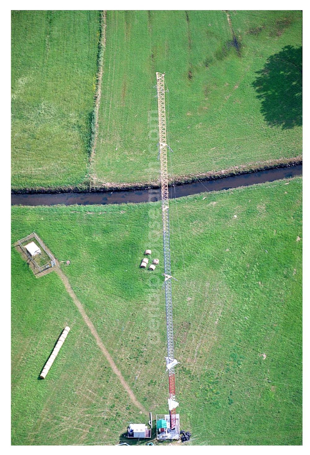 Aerial photograph Sambach/ Rheinland-Pfalz - Blick auf die Rekonstruktionsarbeiten am Sendemast Sambach (Sandstrahlarbeiten Firma Werner Diener GmbH & Co)