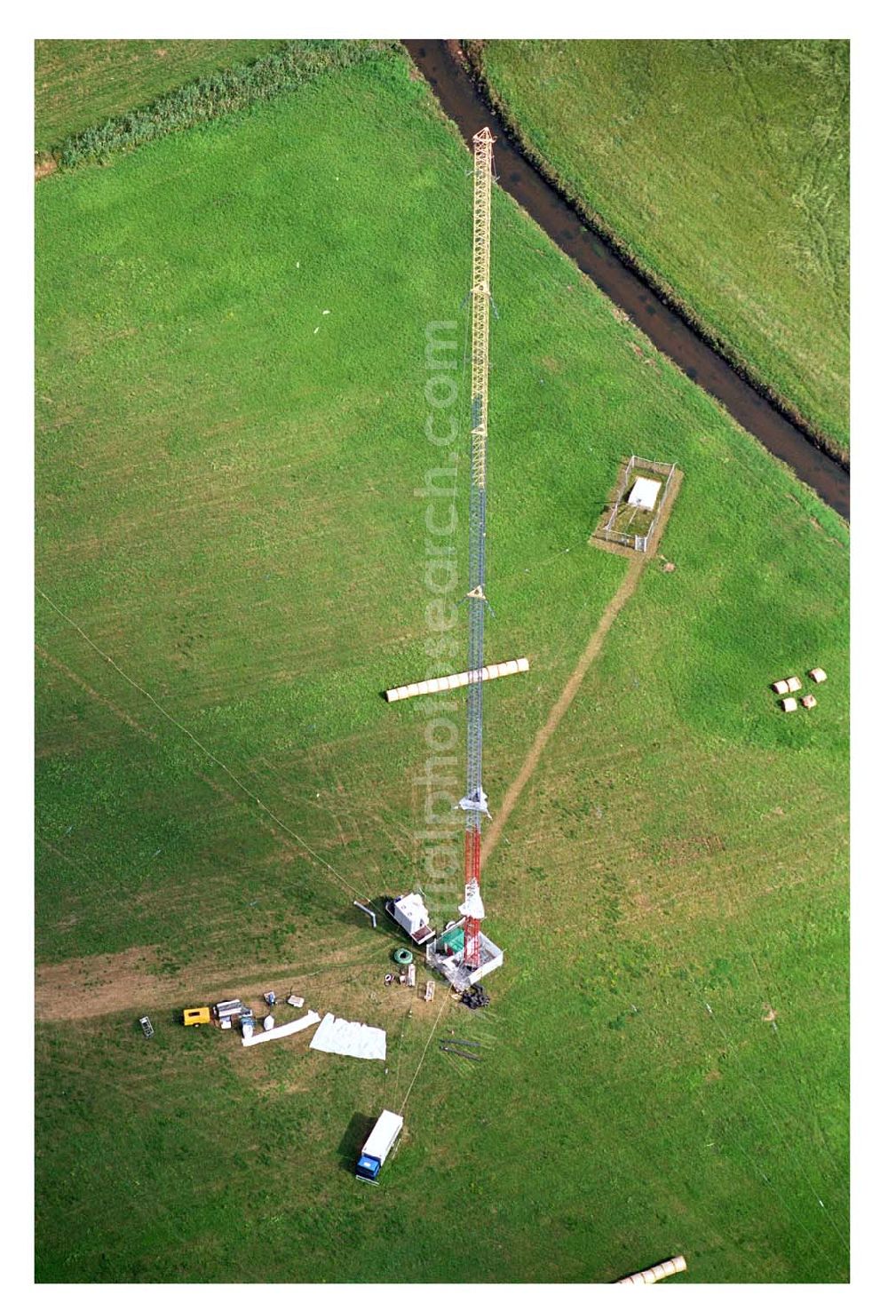 Aerial photograph Sambach/ Rheinland-Pfalz - Blick auf die Rekonstruktionsarbeiten am Sendemast Sambach (Sandstrahlarbeiten Firma Werner Diener GmbH & Co)