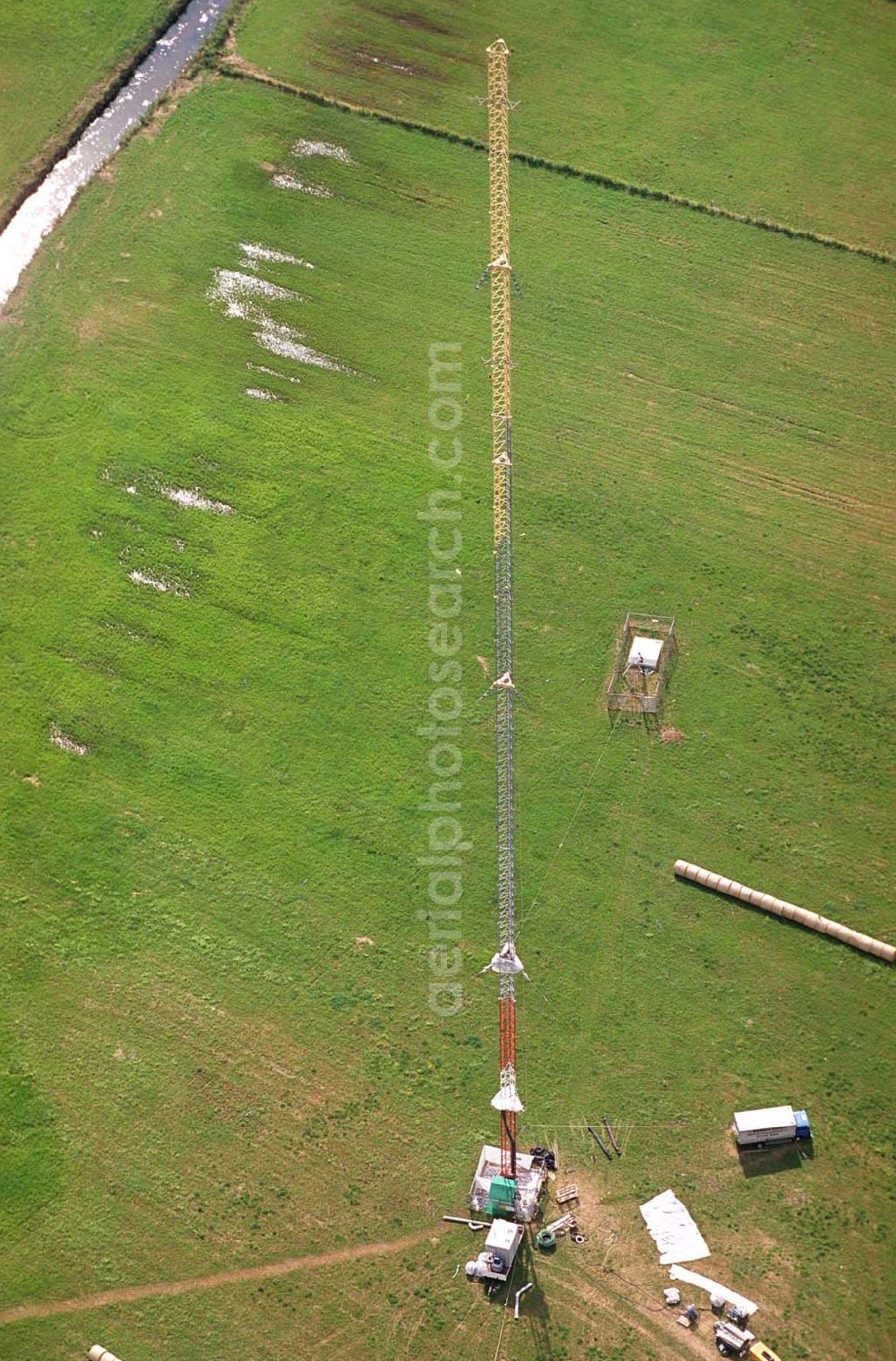 Sambach/ Rheinland-Pfalz from the bird's eye view: Blick auf die Rekonstruktionsarbeiten am Sendemast Sambach (Sandstrahlarbeiten Firma Werner Diener GmbH & Co)