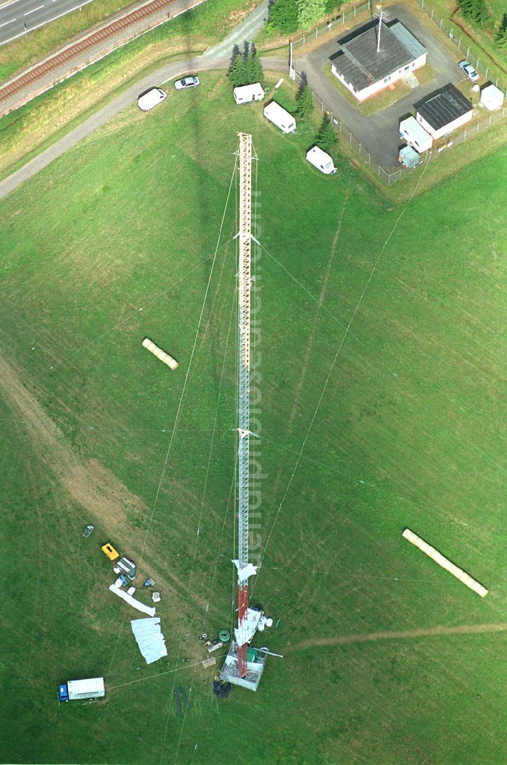 Aerial photograph Sambach/ Rheinland-Pfalz - Blick auf die Rekonstruktionsarbeiten am Sendemast Sambach (Sandstrahlarbeiten Firma Werner Diener GmbH & Co)