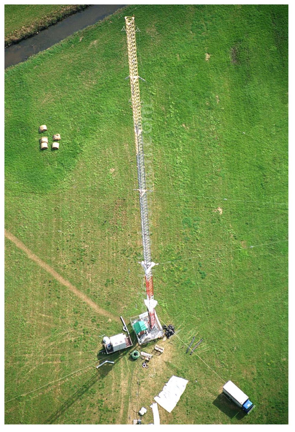 Sambach/ Rheinland-Pfalz from the bird's eye view: Blick auf die Rekonstruktionsarbeiten am Sendemast Sambach (Sandstrahlarbeiten Firma Werner Diener GmbH & Co)