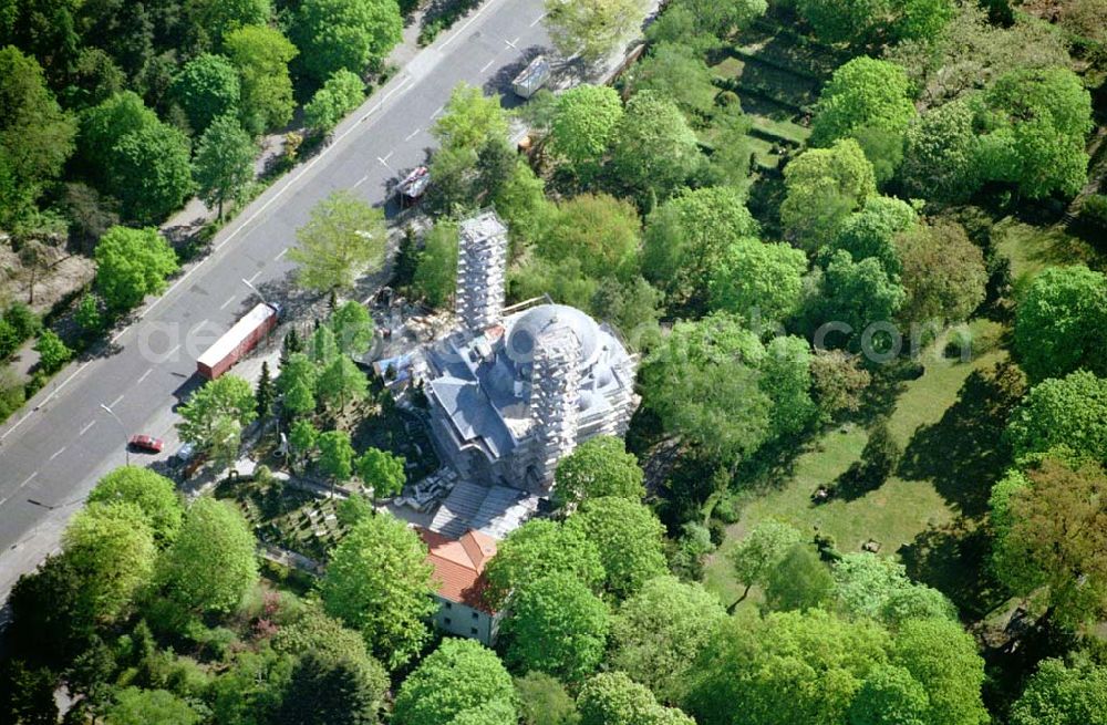 Aerial image Berlin / Tempelhof - Rekonstruktion der türkischen Moschee auf dem Türkischen Friedhof (Mohammed - Friedhof) am Flughafen Tempelhof. Ort: Berlin Datum: 05.05.03