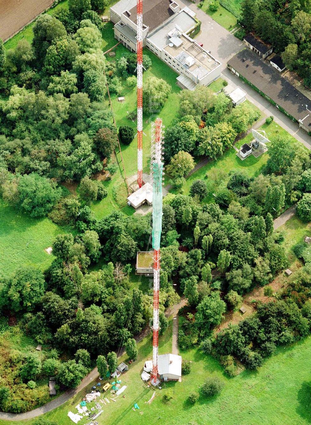 Aerial photograph Berlin - Neuköln - Rekonstruktionarbeiten an den ehem RIAS-Sendemasten am Britzer Damm in der Nähe des Flughafens Berlin - Tempelhof.