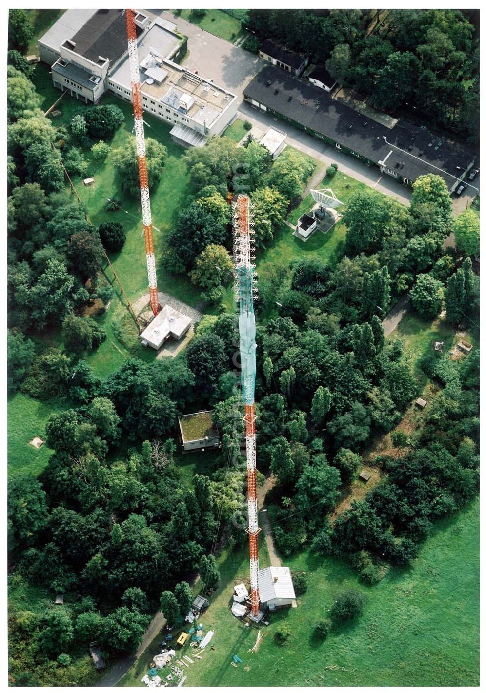 Berlin - Neuköln from above - Rekonstruktionarbeiten an den ehem RIAS-Sendemasten am Britzer Damm in der Nähe des Flughafens Berlin - Tempelhof.