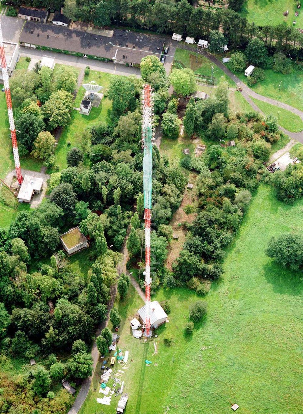 Berlin - Neuköln from the bird's eye view: Rekonstruktionarbeiten an den ehem RIAS-Sendemasten am Britzer Damm in der Nähe des Flughafens Berlin - Tempelhof.