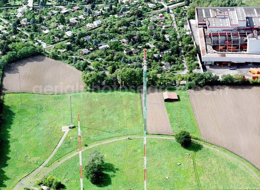 Aerial image Berlin - Neuköln - Rekonstruktionarbeiten an den ehem RIAS-Sendemasten am Britzer Damm in der Nähe des Flughafens Berlin - Tempelhof.