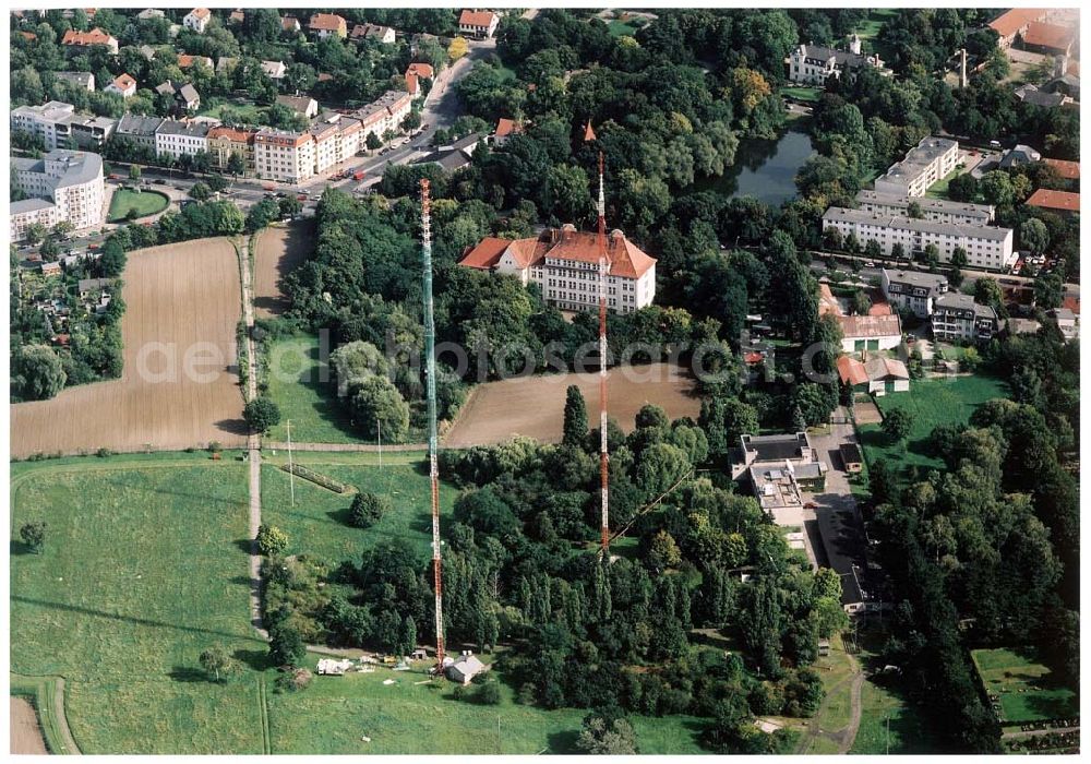 Berlin - Neuköln from the bird's eye view: Rekonstruktionarbeiten an den ehem RIAS-Sendemasten am Britzer Damm in der Nähe des Flughafens Berlin - Tempelhof.