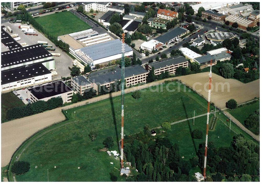 Aerial image Berlin - Neuköln - Rekonstruktionarbeiten an den ehem RIAS-Sendemasten am Britzer Damm in der Nähe des Flughafens Berlin - Tempelhof.