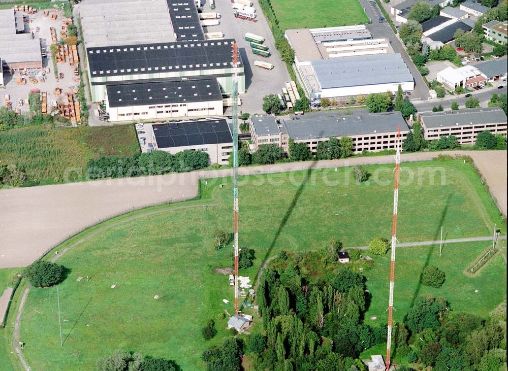 Aerial photograph Berlin - Neuköln - Rekonstruktionarbeiten an den ehem RIAS-Sendemasten am Britzer Damm in der Nähe des Flughafens Berlin - Tempelhof.