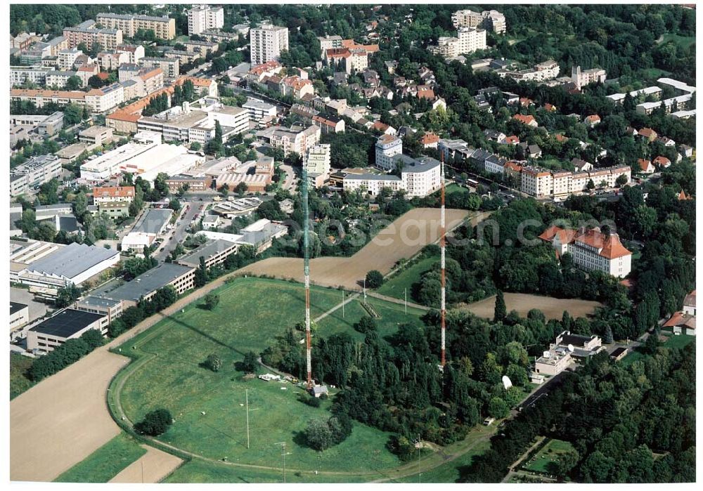 Aerial image Berlin - Neuköln - Rekonstruktionarbeiten an den ehem RIAS-Sendemasten am Britzer Damm in der Nähe des Flughafens Berlin - Tempelhof.