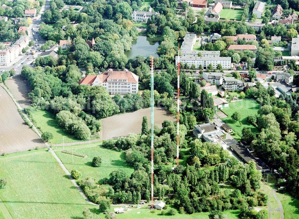 Aerial photograph Berlin - Neuköln - Rekonstruktionarbeiten an den ehem RIAS-Sendemasten am Britzer Damm in der Nähe des Flughafens Berlin - Tempelhof.