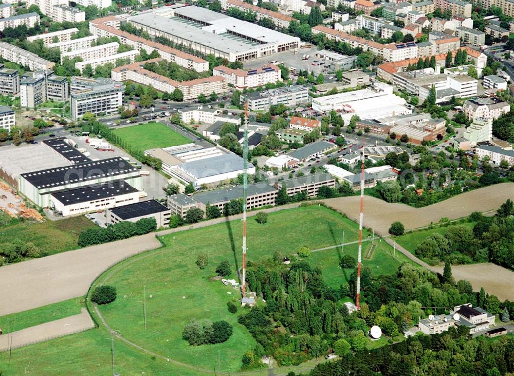 Berlin - Neuköln from above - Rekonstruktionarbeiten an den ehem RIAS-Sendemasten am Britzer Damm in der Nähe des Flughafens Berlin - Tempelhof.