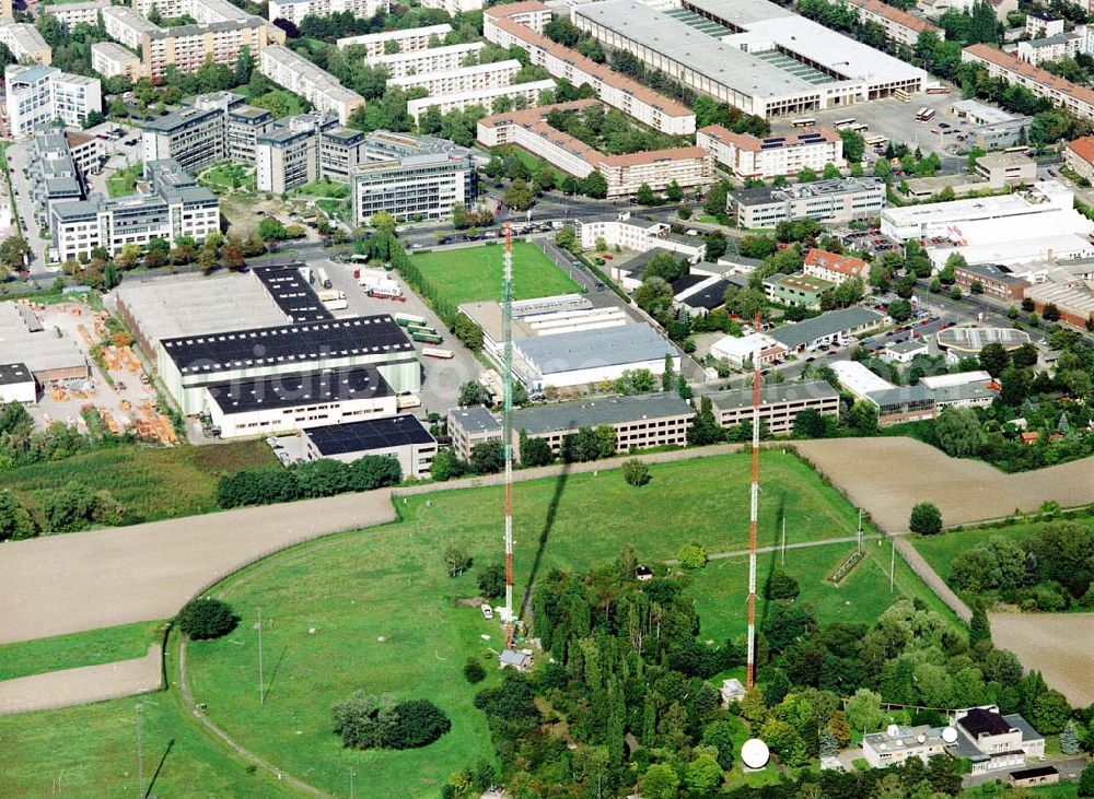 Berlin - Neuköln from the bird's eye view: Rekonstruktionarbeiten an den ehem RIAS-Sendemasten am Britzer Damm in der Nähe des Flughafens Berlin - Tempelhof.