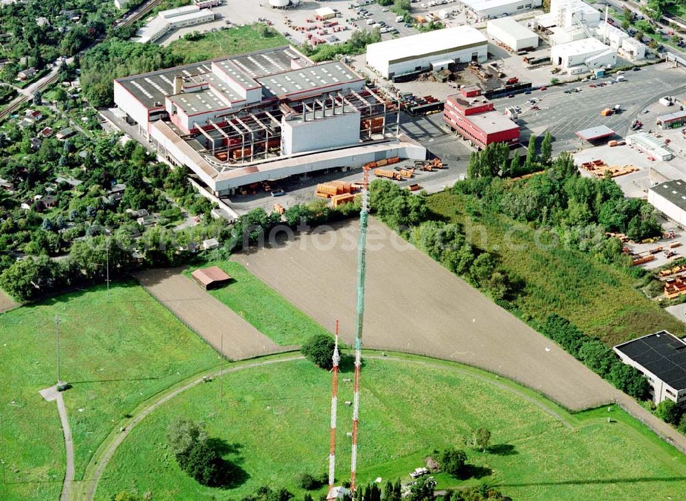 Aerial image Berlin - Neuköln - Rekonstruktionarbeiten an den ehem RIAS-Sendemasten am Britzer Damm in der Nähe des Flughafens Berlin - Tempelhof.