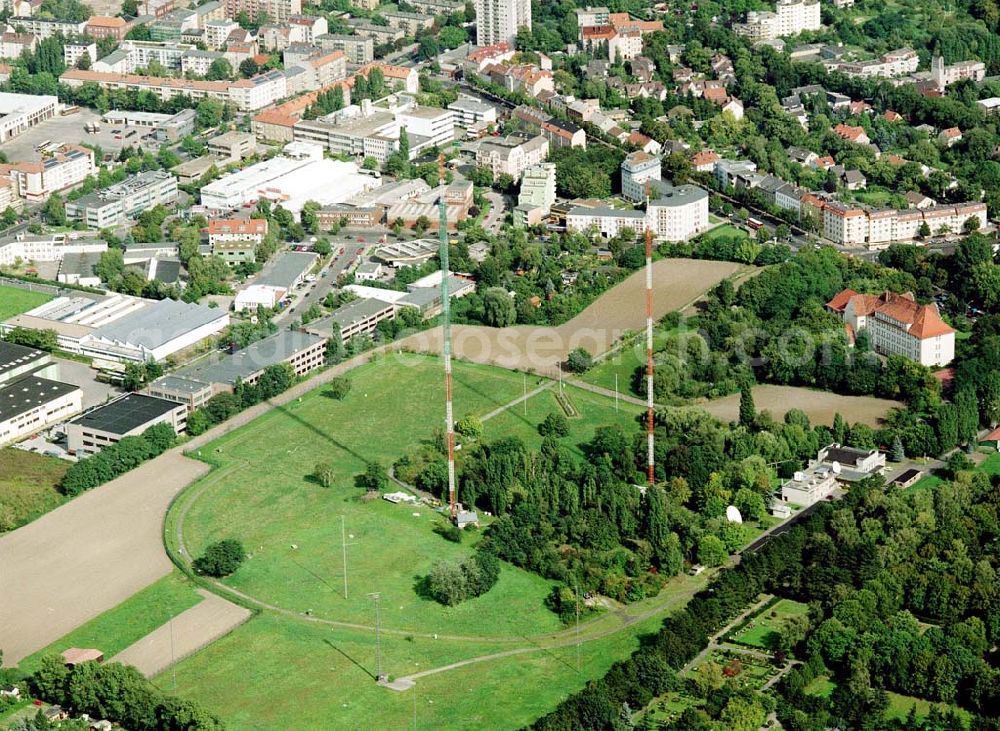 Aerial photograph Berlin - Neuköln - Rekonstruktionarbeiten an den ehem RIAS-Sendemasten am Britzer Damm in der Nähe des Flughafens Berlin - Tempelhof.