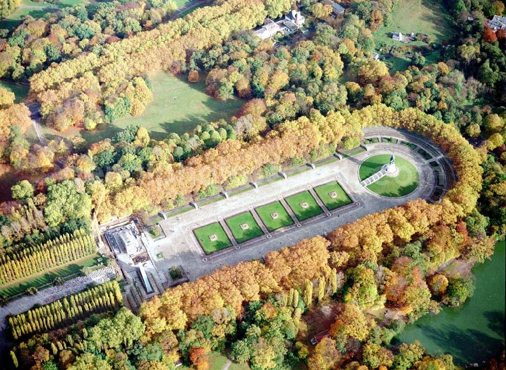 Aerial image Berlin - Treptow - Rekonstruktionsarbeiten am Russischen Ehrenmal in Berlin - Treptow.