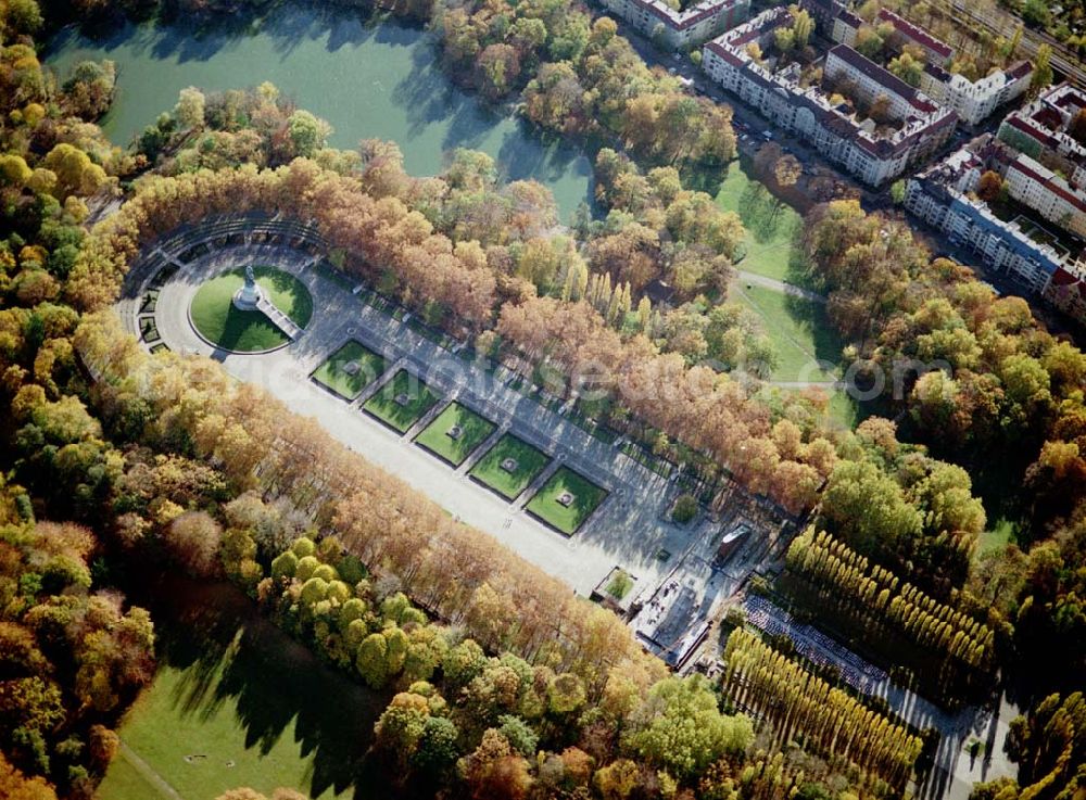 Aerial photograph Berlin - Treptow - Rekonstruktionsarbeiten am Russischen Ehrenmal in Berlin - Treptow.