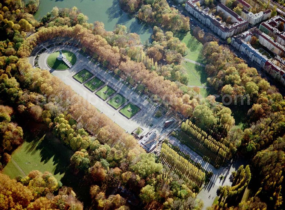 Berlin - Treptow from above - Rekonstruktionsarbeiten am Russischen Ehrenmal in Berlin - Treptow.