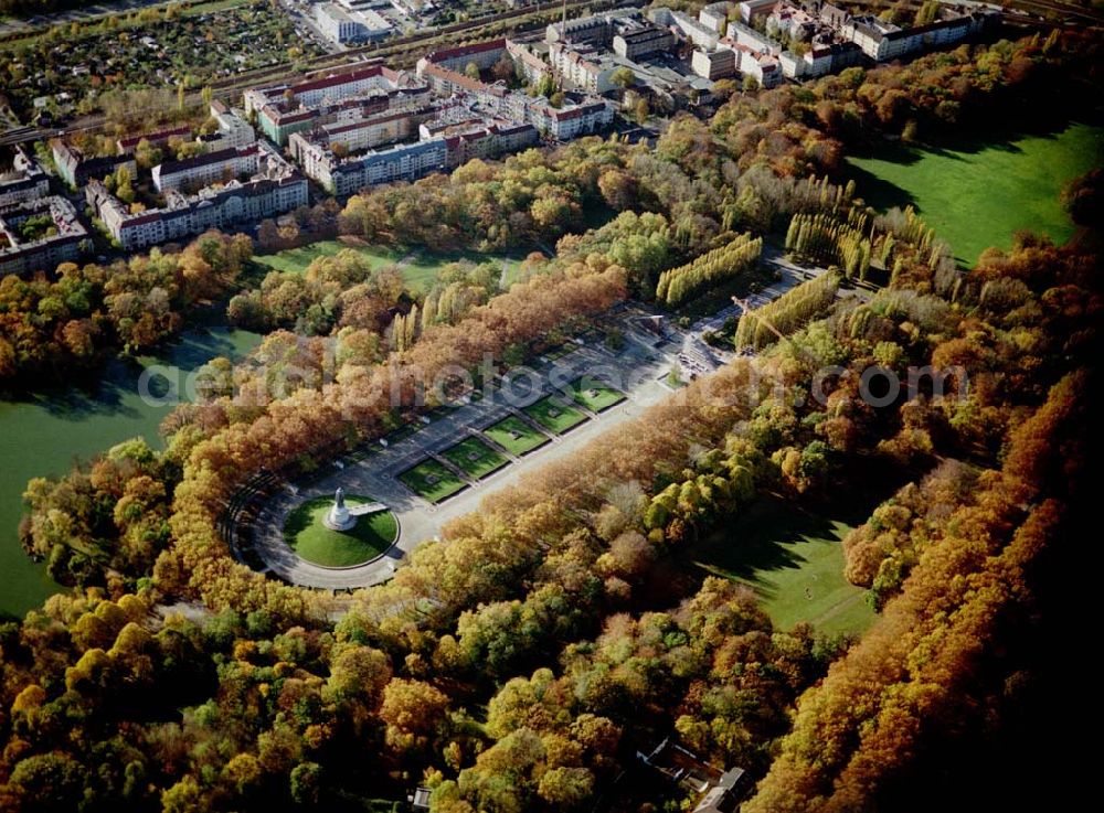 Aerial photograph Berlin - Treptow - Rekonstruktionsarbeiten am Russischen Ehrenmal in Berlin - Treptow.