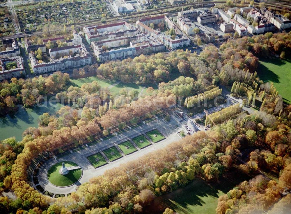 Berlin - Treptow from above - Rekonstruktionsarbeiten am Russischen Ehrenmal in Berlin - Treptow.