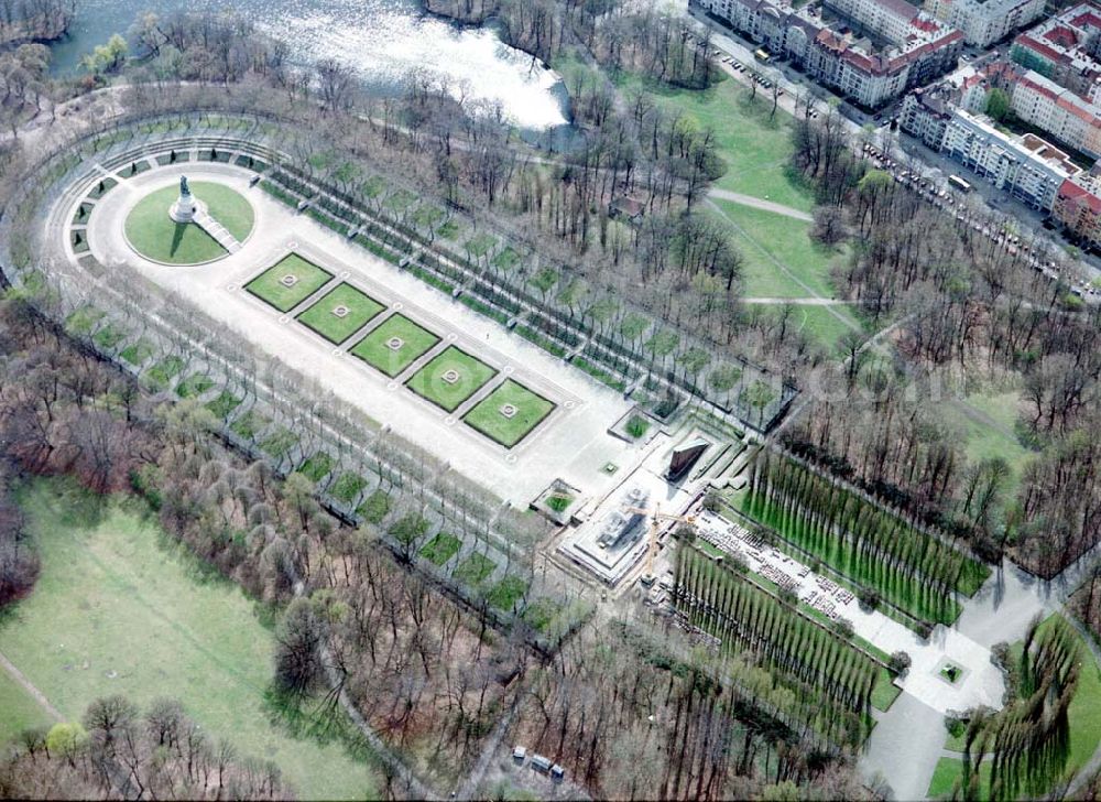 Berlin from above - Rekonstruktionsarbeiten am Russischen Ehrenmal in Berlin - Treptow.