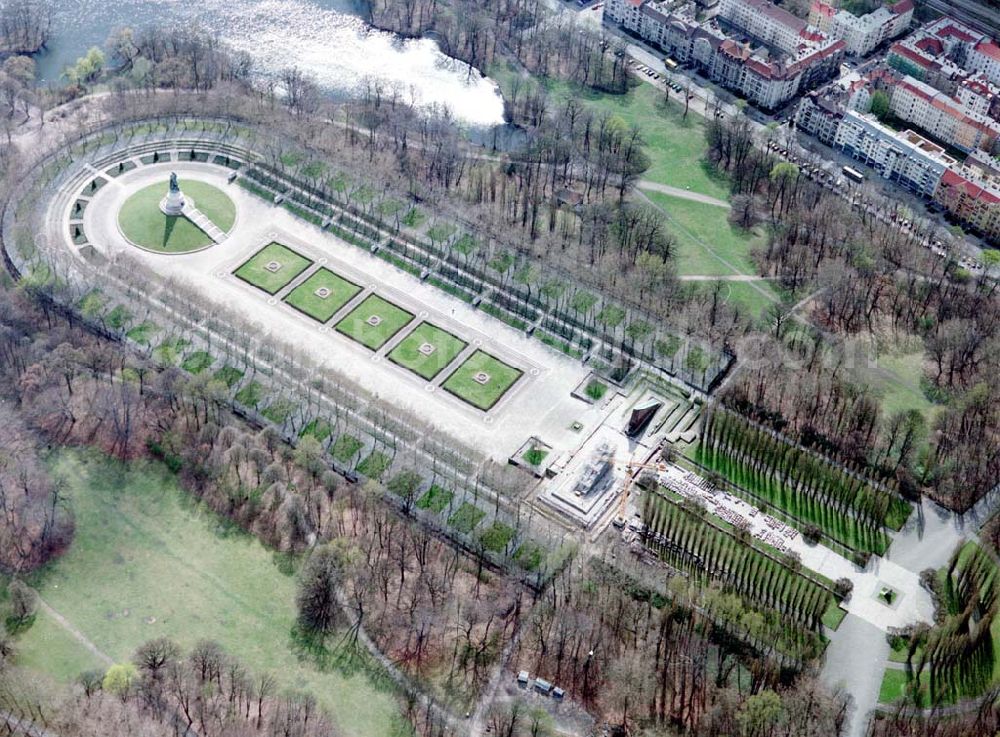 Berlin from the bird's eye view: Rekonstruktionsarbeiten am Russischen Ehrenmal in Berlin - Treptow.