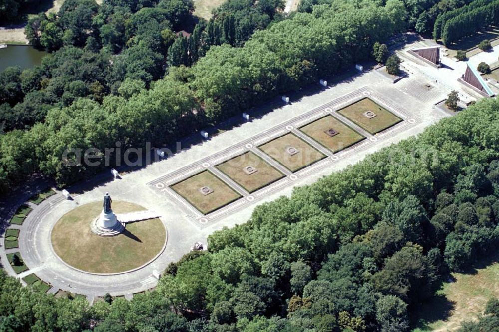 Berlin - Treptow from above - Rekonstruktionsarbeiten am Russischen Ehrenmal in Berlin - Treptow.