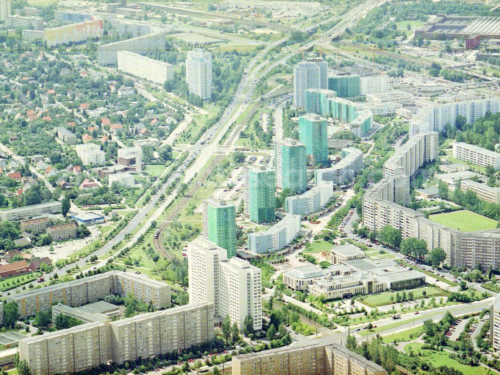 Aerial photograph Berlin-Marzahn - Reko0nstruktionsarbeiten an der Wohnhäusern der WBG Marzahn an der Landsberger Allee in Berlin-Marzahn.