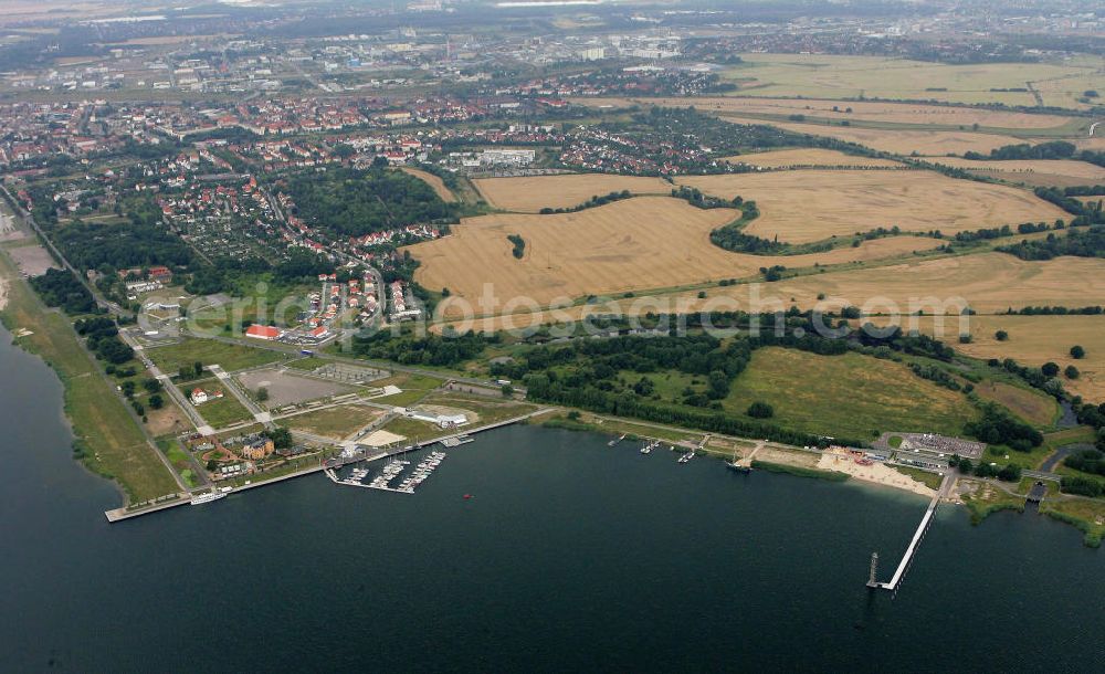 Aerial photograph Bitterfeld - Blick auf die Rekultivierungsfläche am Bernsteinsee in Bitterfeld.Das Gelände an der B100 in Richtung Goitzsche wird geschückt durch ein Anwesen, das den phantasievollen Namen „Villa am Bernsteinsee“ trägt. Die ehemals „Biermannsche Villa“ wurde 1896 im prunkvollen Stil der Neorenaissance errichtet. View of the reclamation area on Bernsteinsee in Bitterfeld.