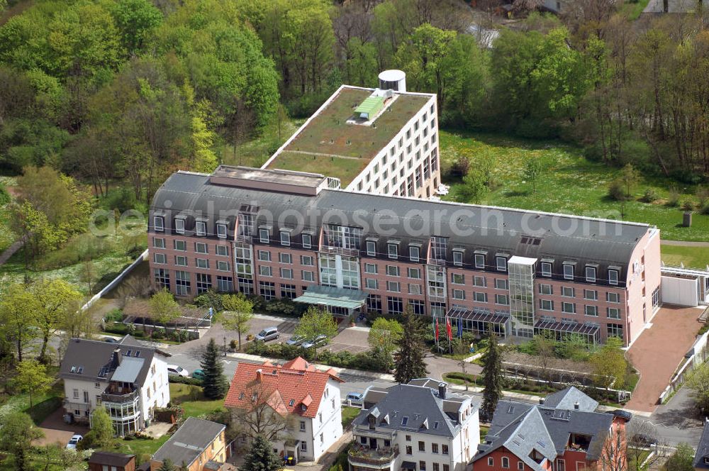 Chemnitz from above - Blick auf das Renaissance Hotel Chemnitz in Sachsen. Das Hotel ist auf dem Schlossberg angesiedelt. Die ruhige Lage in direkter Nähe zum Schlossteich und zur Altstadt sorgt für garantierte Entspannung der Gäste. Das Hotel bietet 234 Zimmer und Suiten, sowie Schwimmbad, Restaurant, Konferenzcenter, Bar und Tiefgarage. Der Betreibe ist Hotel Property Investments, Eschborn / Frankfurt. Kontakt Hotel: Renaissance Hotel Chemnitz, Salzstraße 56, 09113 Chemnitz, Tel. +49(0)371 3341 0, Fax +49(0)371 3341 111, Email: chemnitz@renaissancehotels.com